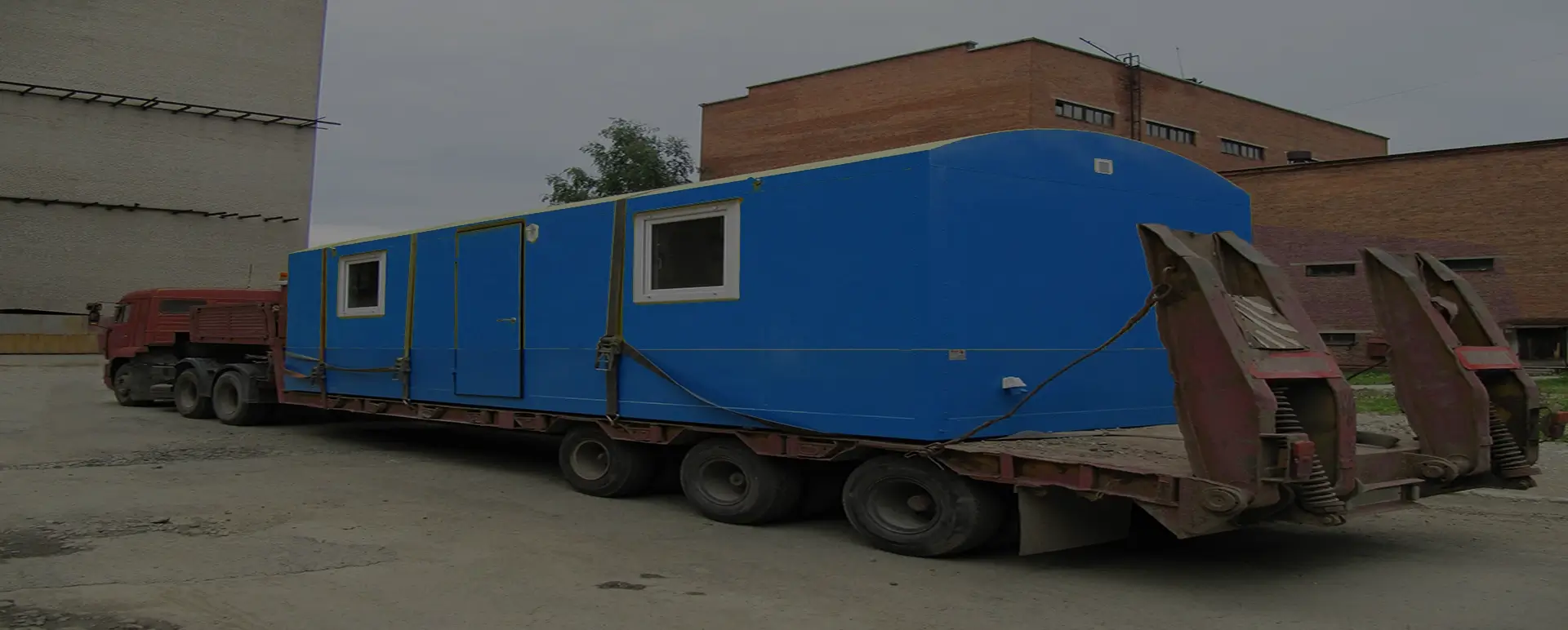 Заказать безопасную и качественную перевозку вагон домов и блок комнат по России из Заворонежского специализированными низкорамными тралами